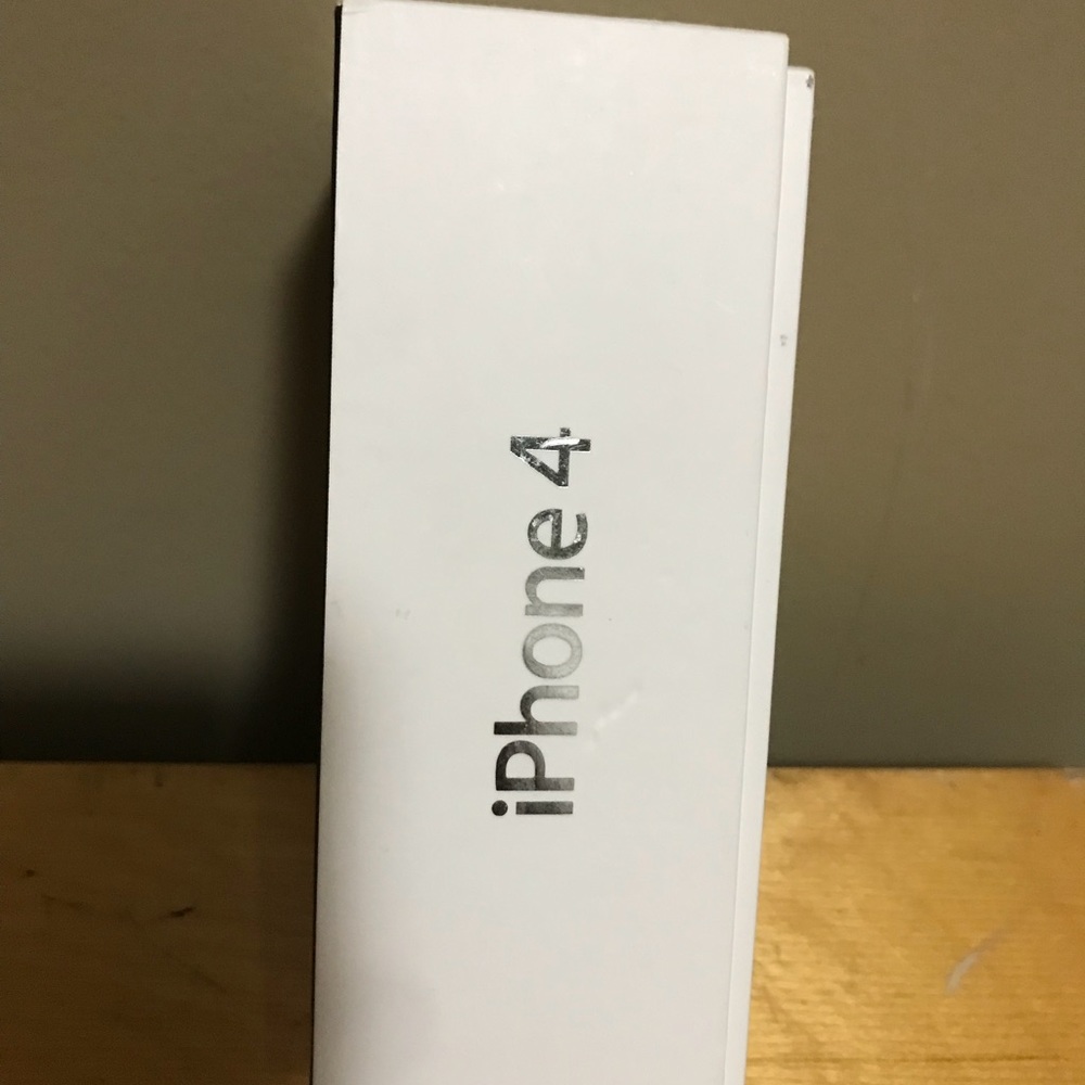 iPhone 4 Box - Picture 2 of 4